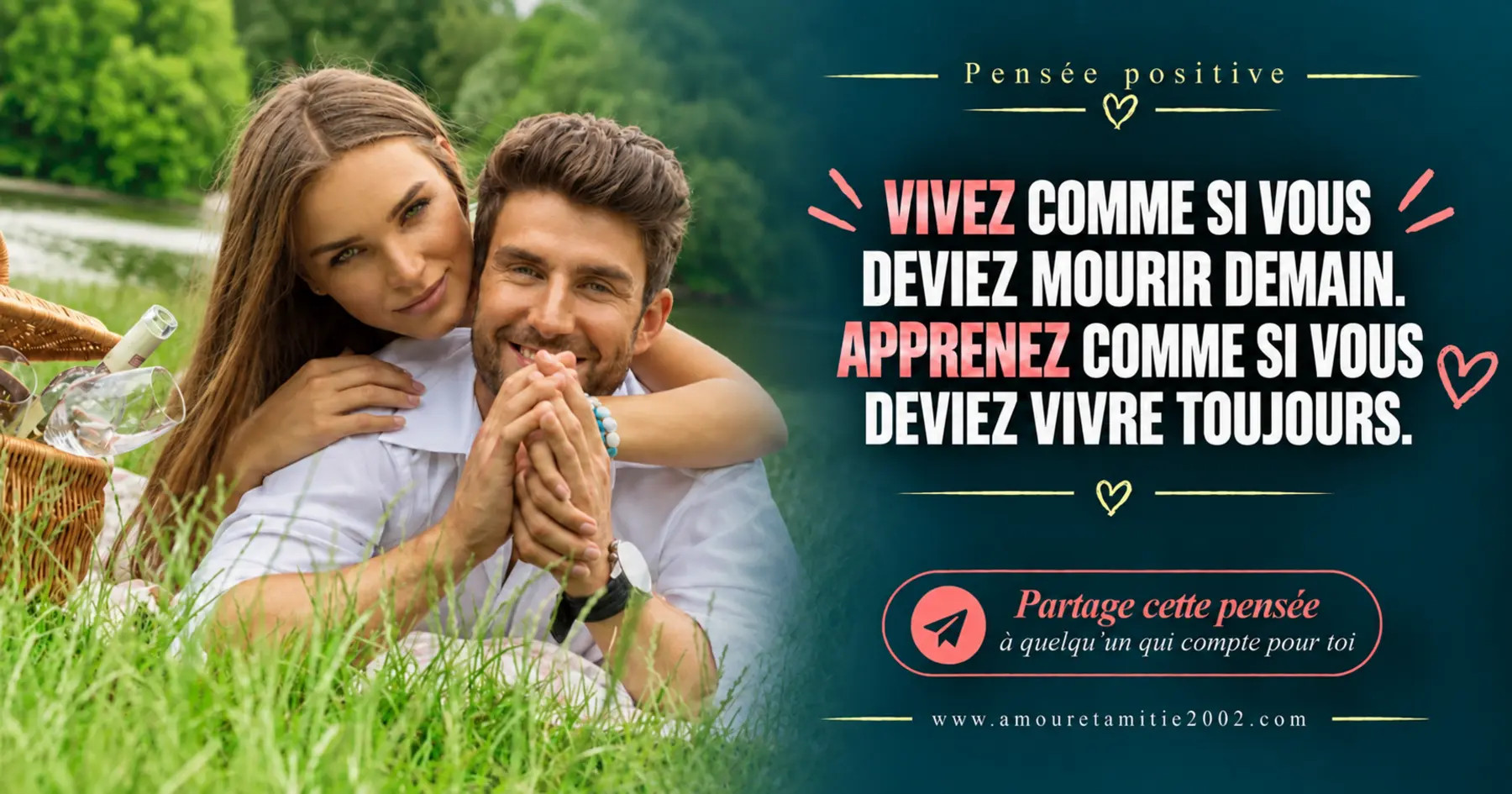Un couple souriant assis ensemble dans l’herbe, avec le texte « Vivez comme si vous deviez mourir demain, apprenez comme si vous deviez vivre toujours. »